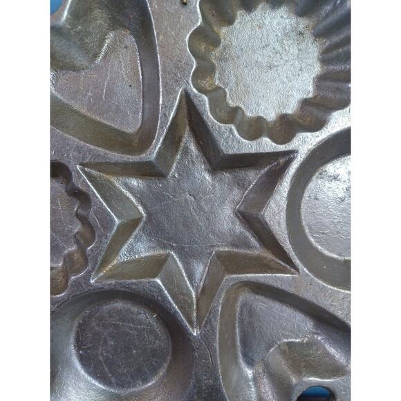 Vintage Cast Aluminum Baking Mold 9” X 8” Hanging Star Hearts Circles - Picture 7 of 15